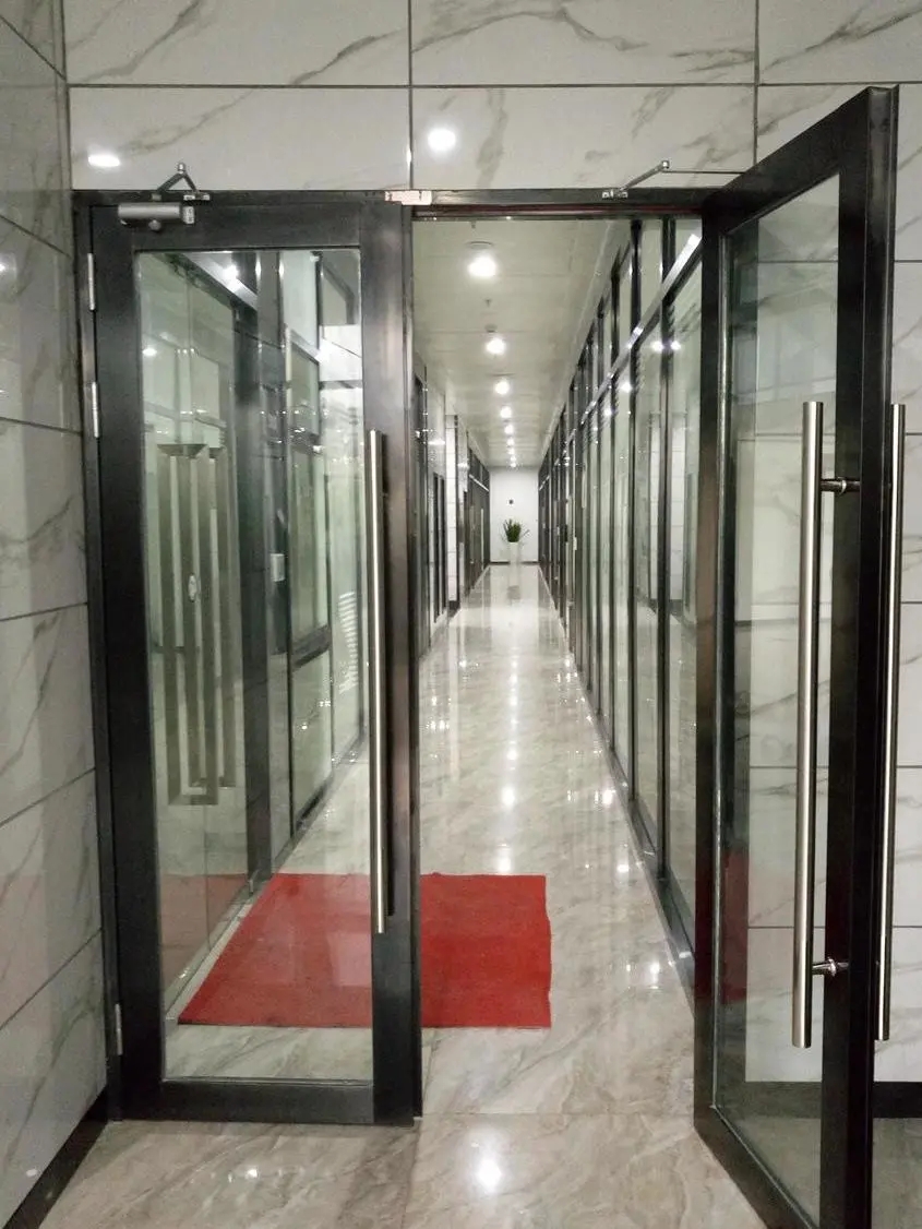 穩(wěn)定耐火、美觀可靠；不銹鋼防火玻璃門